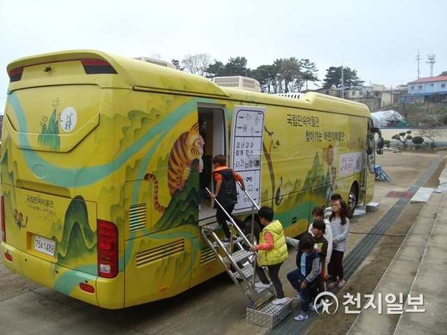 전남 강진군 다산박물관이 국립민속박물관의 ‘찾아가는 어린이박물관’ 운영 기관으로 선정돼 관내 어린이들에게 새로운 교육 프로그램을 제공할 수 있게 됐다. 사진은 어린이박물관 전시버스. (제공: 강진군) ⓒ천지일보 2019.8.19