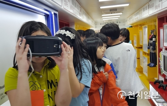 전시 버스 안에서 VR체험을 하고 있는 어린이들. (제공: 강진군) ⓒ천지일보 2019.8.19