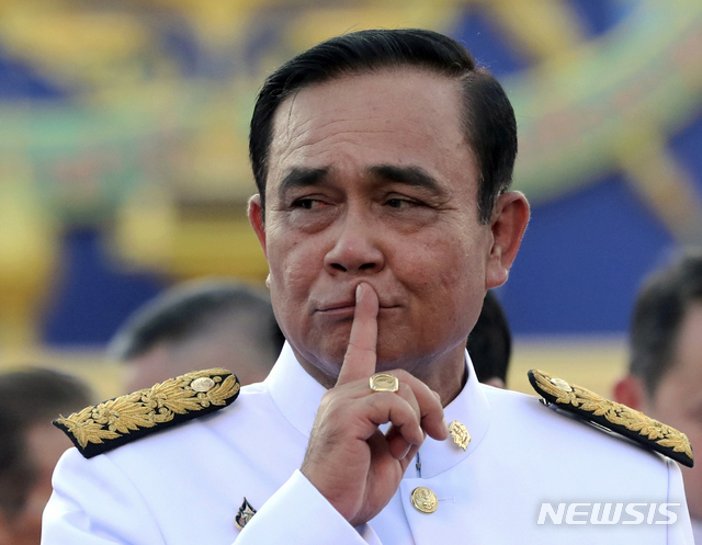 쁘라윳 짠오차 태국 총리가 취임 선서 당시 헌법에 규정된 선서문 일부를 읽지 않아 발생한 사퇴 논란이 취임 한 달이 지나도록 이어지고 있다. 사진은 지난달 16일 취임 선서 당일 쁘라윳 짠오차 총리의 모습. (출처: 뉴시스)