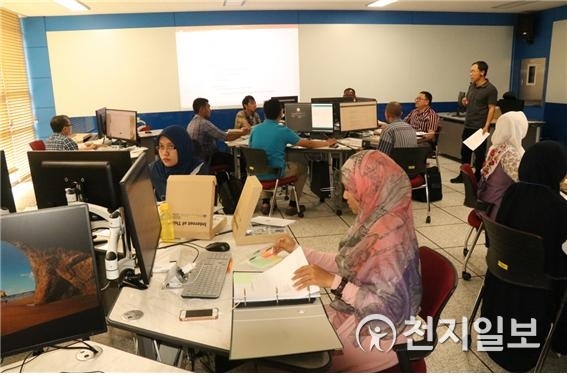 인도네시아 직업훈련교사 31명이 21일 코리아텍 스마트러닝팩토리 정보통신기술실습실(ICT LAB)에서 사물인터넷(IoT) 관련 이론과 실습장비 작동법 등에 대한 교육을 받고 있다. (제공: 코리아텍) ⓒ천지일보 2019.8.21
