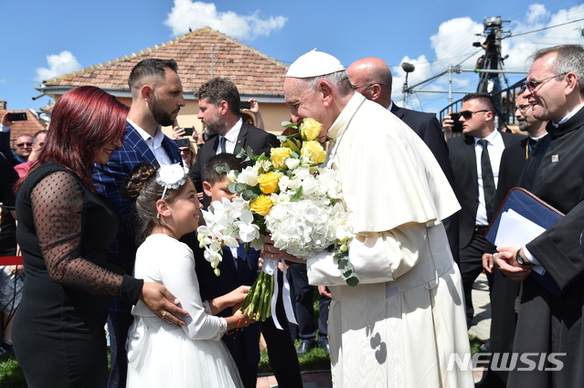 프란치스코 교황이 2일 루마니아 블라지의 집시들과 만나고 있다. 교황은 이날 집시족이 유럽에서 차별받은 역사에 대해 사과했다. (출처:AP/뉴시스)