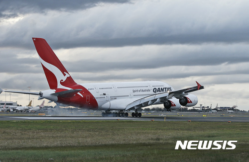 콴타스항공 A330편기가 지난해 9월13일 시드니에 있는 시드니 국제공항에 착륙하고 있다(출처: 뉴시스)