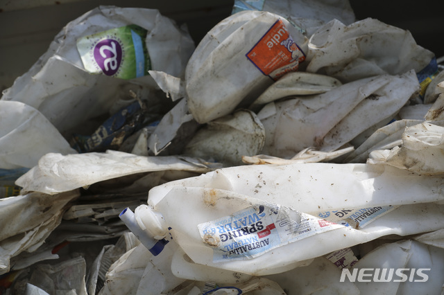 28일(현지시간) 말레이시아 수도 쿠알라룸푸르 인근 포트 클랑에서 재활용이 안 되는 플라스틱 쓰레기로 가득 찬 컨테이너가 공개되고 있다(출처: 뉴시스)