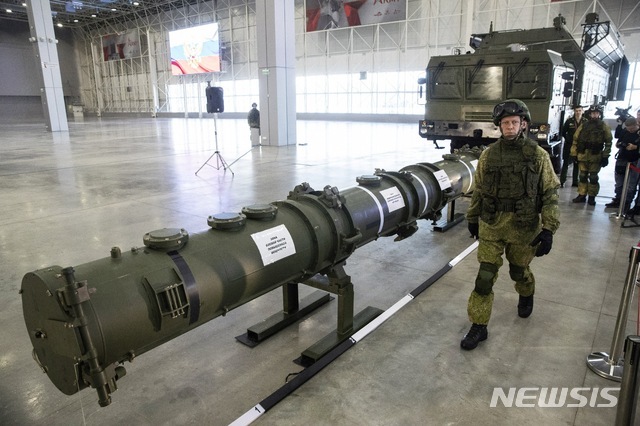 지난 7월 23일 모스크바 엑스포 센터에 전시된 ‘9M729(나토명 SSC-8)’ 순항 미사일 부품. (출처: 뉴시스)