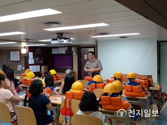 한국해양수산연수원이 지난 22일 초등학생을 초청해 선박안전교육 및 항해장비 체험 행사를 실시했다. (제공: 해양수산연수원) ⓒ천지일보 2019.8.23