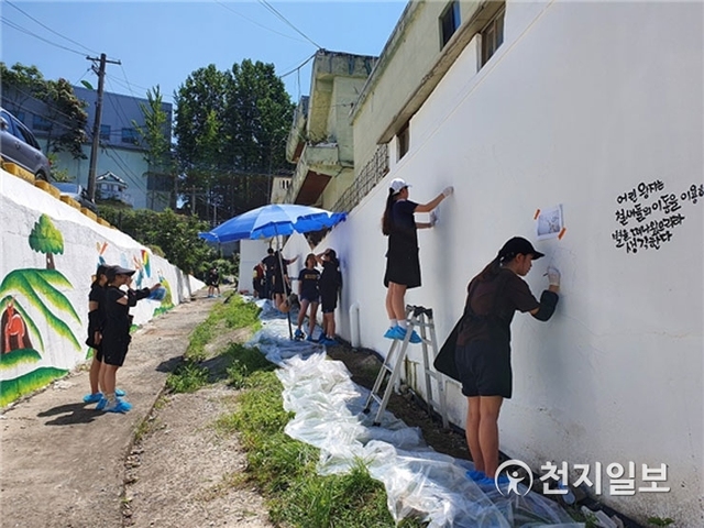 지역주민들과 자원봉사자들이 화명2동의 주택가 일원의 재단장을 위한 벽화 그리기를 하고 있다. (제공: 북구청) ⓒ천지일보 2019.8.23
