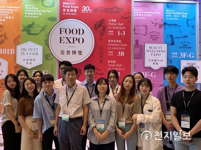국립목포대학교 지역특화 청년무역전문가양성사업단이 지난 15일부터 19일까지 홍콩에서 개최된 ‘홍콩 식품 박람회(HKTDC Food EXPO 2019)’에 참가해 전남지역 농수산식품업체의 해외시장 판로개척을 위한 활동을 펼치고 기념사진을 찍고 있다. (제공: 국립목포대학교) ⓒ천지일보 2019.8.23
