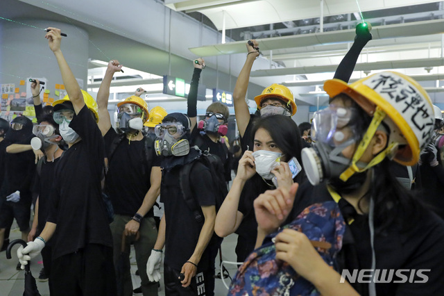 21일(현지시간) 홍콩 위엔롱 MTR 역에서 시위대가 레이저 포인터를 쏘며 시위를 벌이고 있다(출처: 뉴시스)