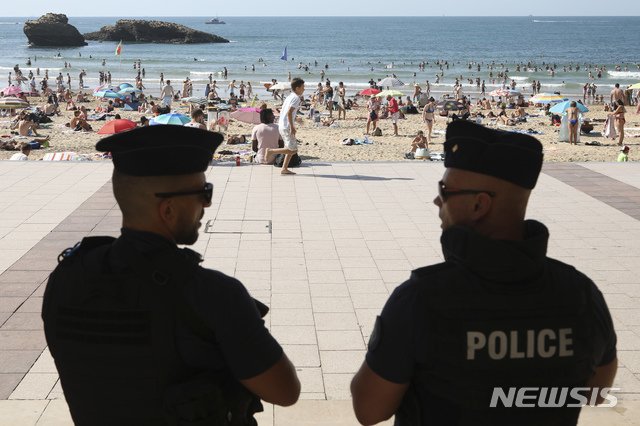 주요7개국(G7) 정상회의를 이틀 앞둔 22일(현지시간) 프랑스 비아리츠 해변 산책로에서 프랑스 경찰이 경비를 서고 있다(출처: 뉴시스)