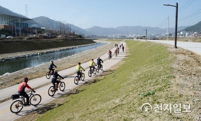 기장군 좌광천에서 자전거를 타는 시민들. (제공: 기장군) ⓒ천지일보 2019.8.24