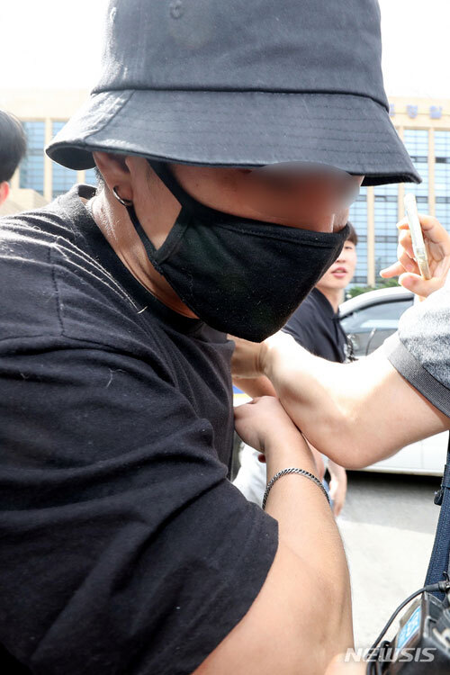 일본인 여성 위협·폭행 영상과 사진에 등장하는 남성이 24일 오후 서울 마포경찰서에서 조사를 마친 후 귀가하고 있다. (출처: 뉴시스)