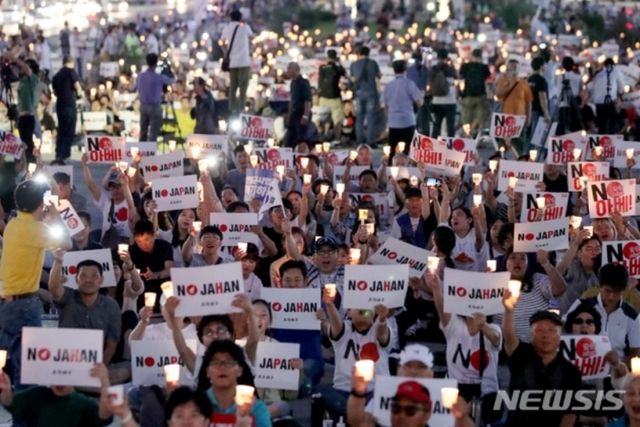 【서울=뉴시스】 24일 오후 서울 종로구 광화문광장에서 열린 '아베 규탄 6차 촛불문화제'에 참가한 시민들이 촛불을 들고 있다.