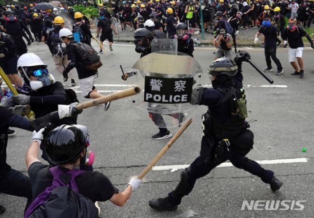 【홍콩=AP/뉴시스】 24일(현지시간) 홍콩 거리에서 시위대와 경찰이 충돌하고 있다. 시위대는 쿤통 등지에서 바리케이드를 치고 경찰과 대치했고, 경찰은 시위대를 향해 최루탄을 쏘며 진압을 시도했다. 홍콩 중고생들은 정부가 시위대의 요구 조건을 수용하지 않을 경우 2주 동안 수업을 거부한다고 밝혔다. 2019.08.24.