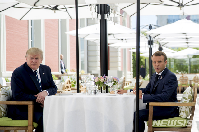 주요 7개국(G7) 정상외의 참석차 프랑스 비아리츠를 방문한 도널드 트럼프 미국 대통령(왼쪽)과 에마뉘엘 마크롱 프랑스 대통령이 24일(현지시간) 현지의 한 호텔에서 오찬을 하고 있다. (출처: 뉴시스)