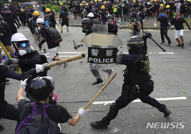 24일(현지시간) 홍콩 거리에서 시위대와 경찰이 충돌하고 있다. 시위대는 쿤통 등지에서 바리케이드를 치고 경찰과 대치했고, 경찰은 시위대를 향해 최루탄을 쏘며 진압을 시도했다. (출처: 뉴시스)