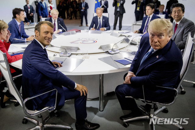 에마뉘엘 마크롱 프랑스 대통령(왼쪽)과 도널드 트럼프 미국 대통령(오른쪽) 등 주요 7개국(G7)정상들이 25일(현지시간) 프랑스 비아리츠에서 회의를 시작하기 전 포즈를 취하고 있다(출처: 뉴시스)