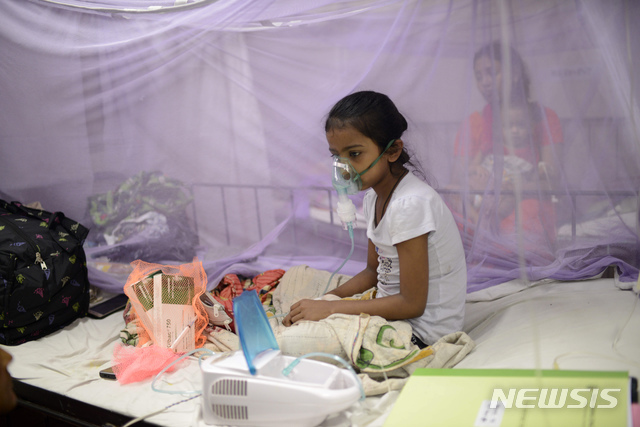 지난 7월 31일(현지시간) 방글라데시 수도 다카의 시슈 병원에서 한 어린이가 뎅기열 치료를 받고 있다. (출처: 뉴시스)