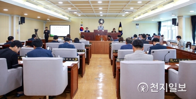 충남 아산시의회 김영애 의장이 26일 제214회 임시회에서 개회사를 하고 있다. (제공: 아산시의회) ⓒ천지일보 2019.8.26