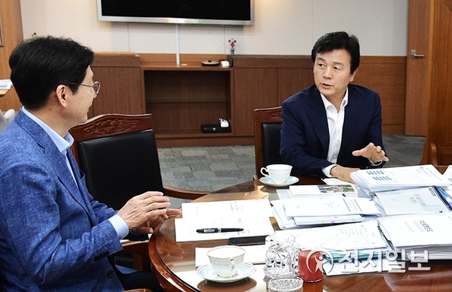 조규일 진주시장이 26일 경남도청에서 김경수 경남도지사를 만나 지역 현안사업에 대해 해결책을 모색하고 지원을 건의하고 있다. (제공: 진주시) ⓒ천지일보 2019.8.26