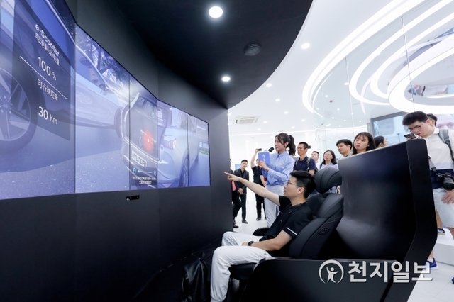방문객들이 현대차그룹 수소 비전관 ‘Hyundai Hydrogen World’ 내 미래 모빌리티 체험존을 체험하고 있다. (제공: 현대자동차그룹) ⓒ천지일보 2019.8.26