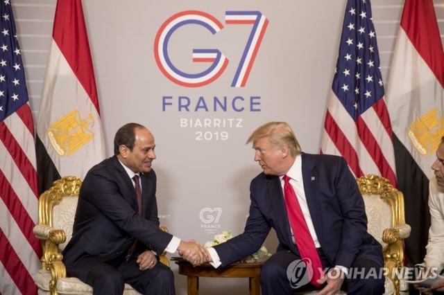 26일(현지시간) 프랑스 비아리츠에서 열리고 있는 주요 7개국(G7) 정상회의 도중 도널드 트럼프(오른쪽) 미국 대통령이 압델 파타 엘시시 이집트 대통령과 만나 악수하고 있다. (출처: 연합뉴스)