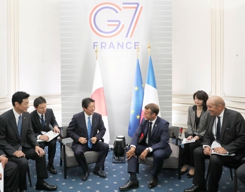 26일(현지시간) 프랑스 비아리츠에서 주요 7개국(G7) 정상회의에서 아베신조 일본 총리와 에마뉘엘 마크롱 프랑스 대통령이 정상회담을 갖고 있다. (출처: 일본 총리실 홈페이지) 2019.8.27