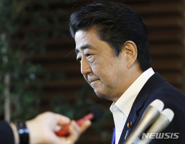 아베 신조 일본 총리가 9일 일본 도쿄의 총리관저에서 기자회견을 하고 있다. (출처: 뉴시스)