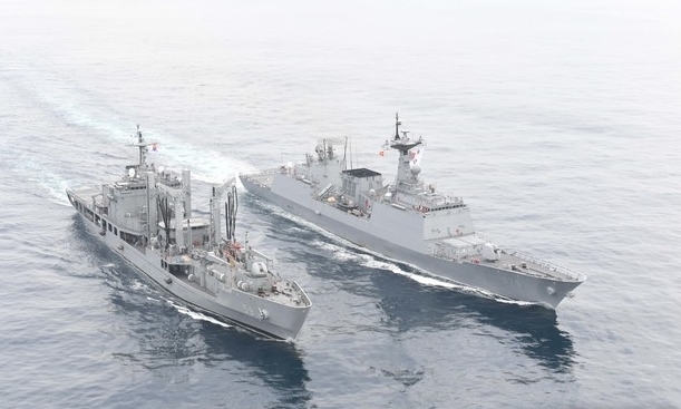 2019 해군 순항훈련전단이 28일 총 143일간 세계일주를 시작한다. 순항훈련에 참가하는 구축함 문무대왕함과 군수지원함 화천함이 항해하는 모습 (제공: 대한민국 해군) 2019.8.28