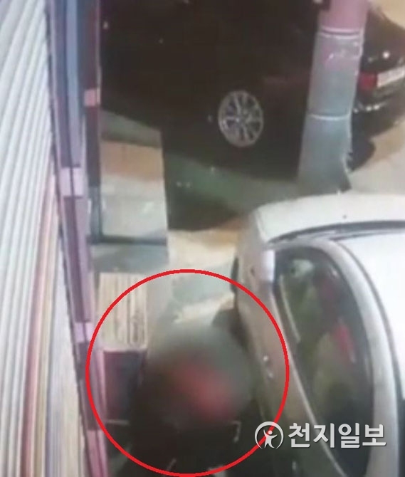 식당 운영 부부 살해 혐의 피의자가 CCTV에 찍힌 모습. (제공: 남부경찰서) ⓒ천지일보 2019.8.28