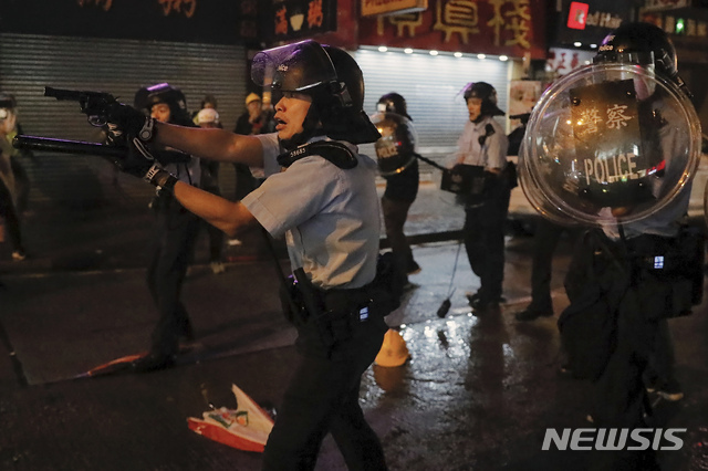 홍콩 경찰이 지난 25일 췬완 지역에서 범죄인 인도 법안(송환법) 반대 시위대를 향해 총을 겨누고 있다. (출처: 뉴시스)