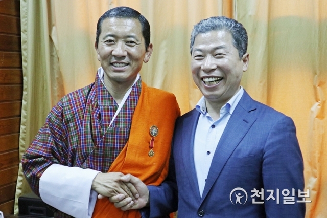 서대석 광주시 서구청장(오른쪽)이 국민총행복 정책 사례를 배우고 벤치마킹하기 위해 지난 25일 부탄의 로태 체링(Lotay Tshering) 국무총리(왼쪽)와 면담 후 사진을 찍으며 활짝 웃고 있다. (제공: 서구청) ⓒ천지일보 2019.8.29