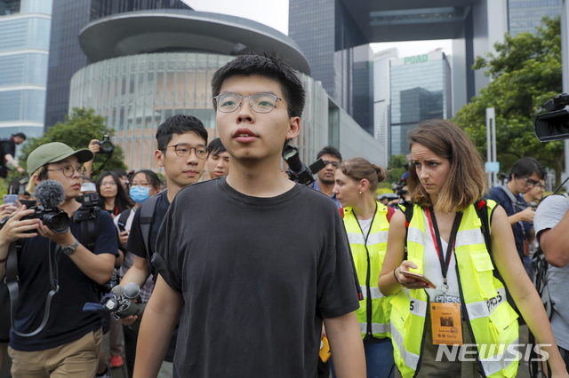 2014년 홍콩의 우산혁명을 이끌었던 젊은 지도자들 중 한 명인 조슈아 웡이 지난 6월17일 홍콩 입법회의 인근에서 기자들에 둘러쌓여 있다(출처: 뉴시스)