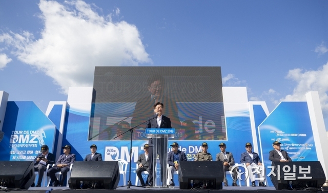 이재명 지사가 30일 개막한  ‘뚜르 드 디엠지(Tour de DMZ) 2019 국제자전거대회’에서 인사말을 하고 있다. (제공: 경기도) ⓒ천지일보 2019.8.30