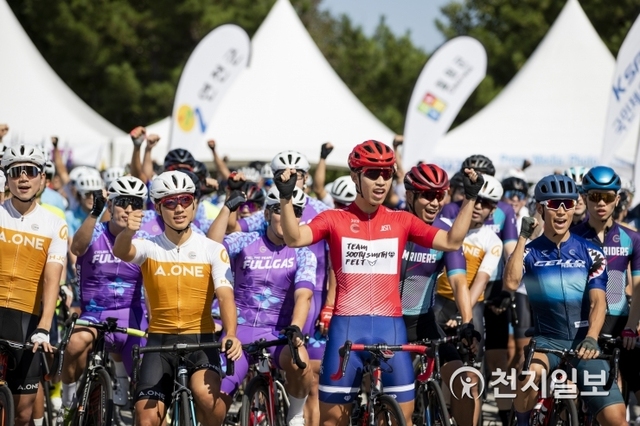 ‘뚜르 드 디엠지(Tour de DMZ) 2019 국제자전거대회’가 30일 개막식이 열린 가운데 선수들이 사진 촬영을 하고 있다. (제공: 경기도) ⓒ천지일보 2019.8.30