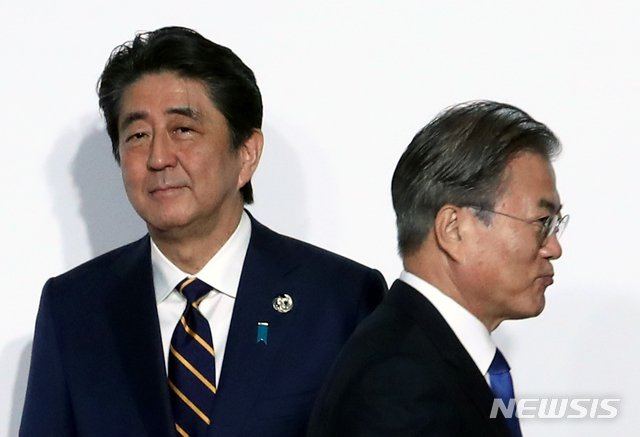 문재인 대통령이 28일 오전 인텍스 오사카에서 열린 G20 정상회의 공식환영식에서 의장국인 일본 아베 신조 총리와 악수한 뒤 행사장으로 향하고 있다. (출처: 뉴시스)