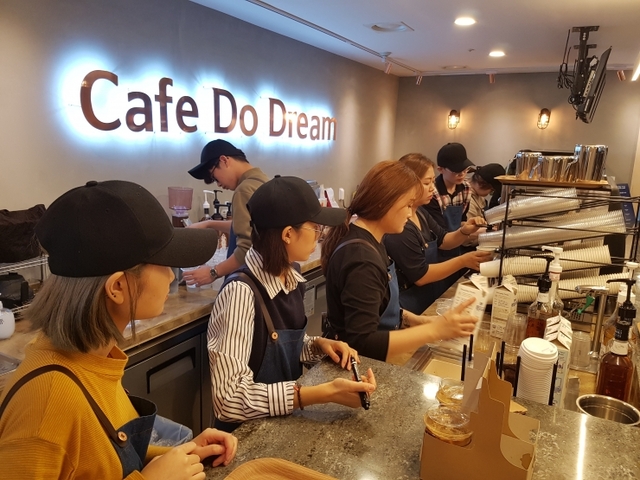 도심속일터학교를 통해 바리스타의 꿈을 이루기 위한 청소년들이 카페 운영 커리큘럼을 경험하고 있다. (제공: 신한은행)