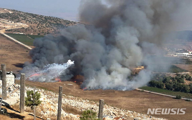 【마룬 알-라스=AP/뉴시스】 1일(현지시간) 레바논 국경마을인 마룬 알-라스 인근에 이스라엘군이 발사한 것으로 추정되는 포탄이 떨어져 검은 연기가 나오고 있다. 레바논군은 이날 이스라엘이 레바논 남부에 40발의 포탄을 발사했다고 밝혔다.