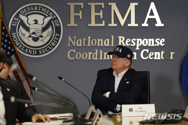 【워싱턴=AP/뉴시스】 도널드 트럼프 미국 대통령이 1일(현지시간) 워싱턴DC 소재 연방재난관리청(FEMA)에서 보고를 받고 있다. 트럼프 대통령은 이날 의회가 개원하면 총기규제 입법에 대해 논의할 것이라고 밝혔다.