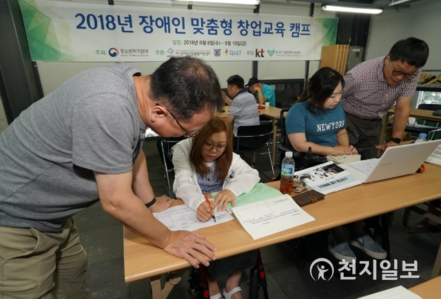 KT가 서울대학교 QoLT, 장애인기업종합지원센터(DEBC)와 함께 ‘장애인 맞춤형 ICT 창업 프로그램’를 진행했다. 사진은 프로그램 관계자가 창업가에게 지도를 하고 있는 모습. (제공: KT)