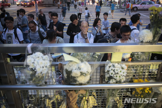 4일(현지시간) 홍콩 시민들이 프린스 에드워드역에서 지난 8월 31일 시위 중 부상한 시위 대원들에게 메모와 꽃을 남기며 경의를 표하고 있다. (출처: 뉴시스)