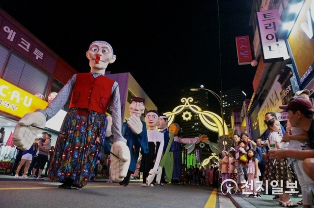 목포세계마당페스티벌의 서막을 연 개막놀이에서 4m 높이의 거대인형이 행진하고 있다. (제공: 목포시) ⓒ천지일보 2019.9.5
