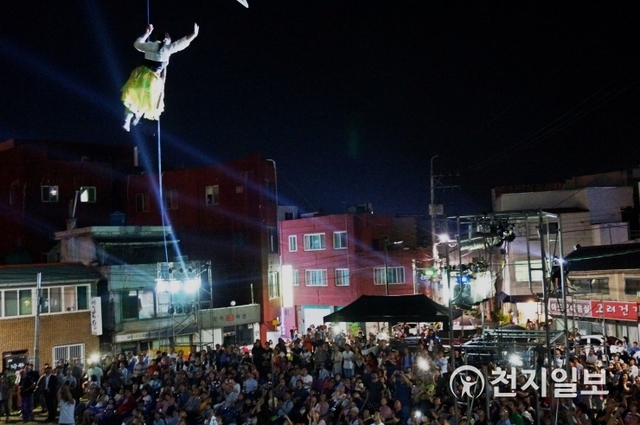 목포세계마당페스티벌 개막공연에서 100년 전 옥단이가 등장해 꿈을 상징하는 나비와 함께 공중으로 날아오르고 있다. (제공: 목포시) ⓒ천지일보 2019.9.5