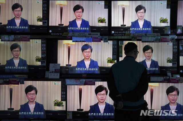 홍콩의 캐리 람 행정장관이 4일 늦은 오후 범죄인 인도법의 공식 철회를 텔레비전 사전 녹화 메시지로 발표하는 것을 한 시민이 지켜보고 있다. (출처 :뉴시스)