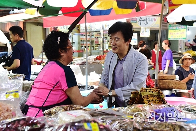 조규일 진주시장이 5일 추석 명절을 앞두고 전통시장을 방문해 한 상인과 대화를 나누고 있다. (제공: 진주시) ⓒ천지일보 2019.9.5