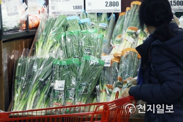 서울 용산구의 한 마트 채소 판매대 옆으로 장보러 나온 사람들이 지나가고 있는 모습. ⓒ천지일보DB