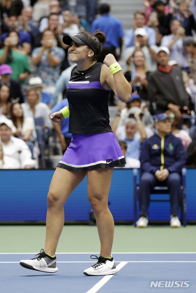 비앙카 안드레스쿠(캐나다)가 8일(한국시간) 미국 뉴욕주 플러싱 메도의 빌리진 킹 내셔널 테니스센터에서 열린 US오픈 테니스대회 여자 단식 결승에서 세레나 윌리엄스(미국)를 꺾고 우승한 뒤 기뻐하고 있다(출처: 뉴시스)