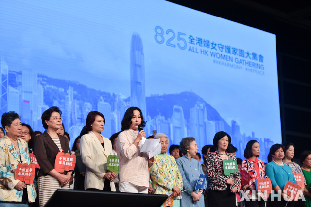 'MGM 그랜드 마카오'의 상속자 팬지 호(何超瓊·57)가 지난달 26일 홍콩에서 열린 '홍콩여성연맹' 행사에서 발언 중이다(출처: 뉴시스)