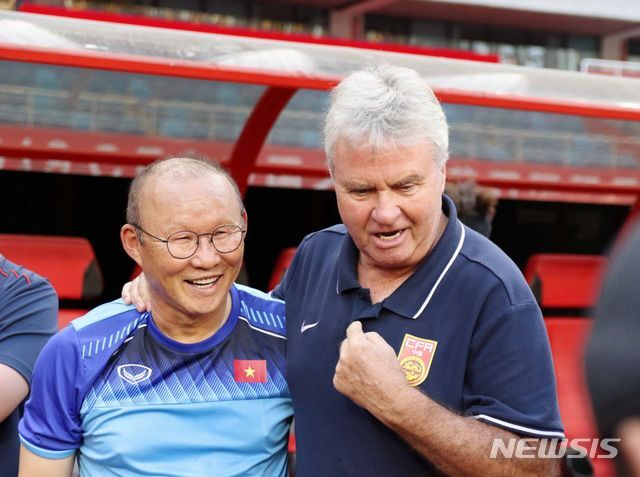 '쌀딩크' 박항서(60·왼쪽) 감독이 이끄는 베트남 22세 이하(U-22) 축구대표팀이 8일 중국 우한에서 중국 U-22 대표팀과의 경기를 앞두고 거스 히딩크 감독과 만나 환하게 웃고 있다. (출처: 뉴시스)