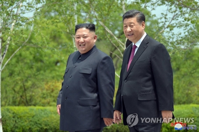 영빈관 산책하는 시진핑과 김정은 (출처: 연합뉴스)