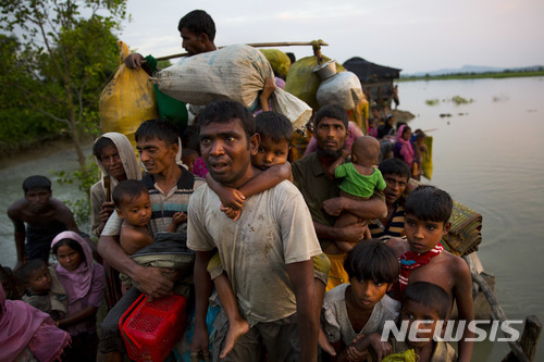 미얀마의 로힝야 무슬림 난민들이 2017년 11월1일 강을 건너 이웃 방글라데시로 도피하고 있다. (출처: 뉴시스)